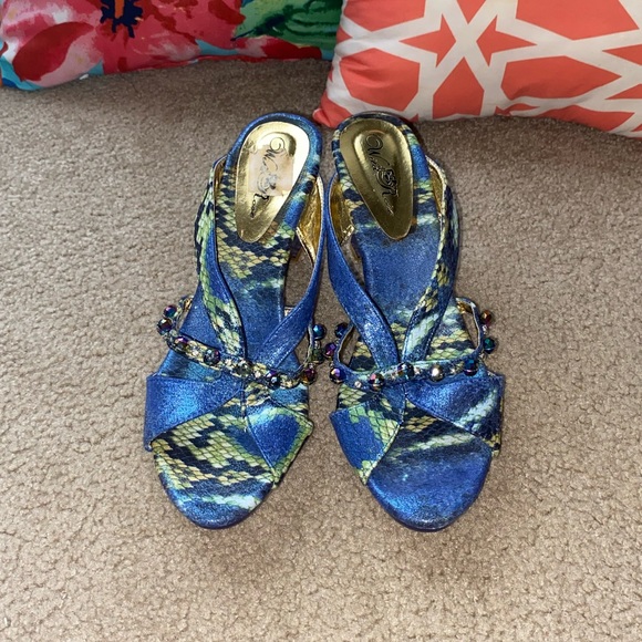 Blue Abstract Heels - Picture 5 of 10